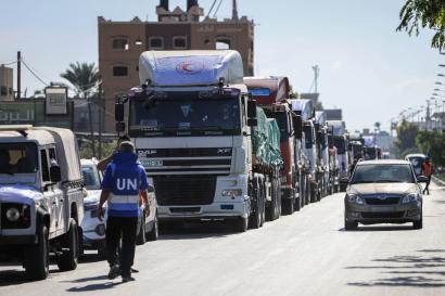 Aid trucks crossing Hafah into Gaza. Photo by Ahmad Salem/Bloomberg via Getty Images