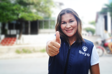 Woman wearing a suyo vest and giving a thumbs up