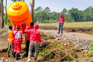 People in indonesia constructing a water points.