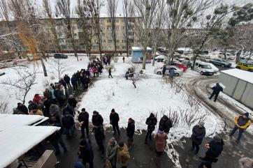 Displaced persons lining up to received aid and supplies.