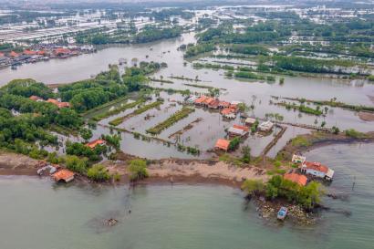 An aerial view of flooding in an indonesian community.