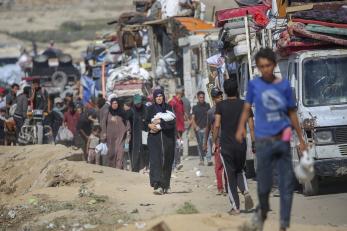 Palestinians evacuate gaza city.