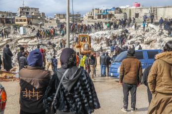 People around collapsed buildings in syria following earthquake february 2023