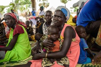 Люди и дети сидят вместе в Южном Судане