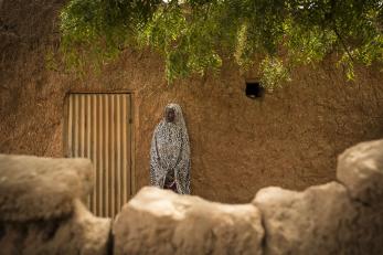 A person standing against a wall in Niger.
