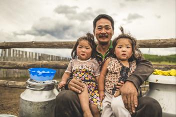 Скотоводы в Монголии, как и Энх, живут в крайне изолированных районах, отрезанных от ресурсов, которые помогают им поддерживать здоровье своих животных в суровую зимнюю погоду. Мы работаем, чтобы помочь им выращивать больше еды и повысить продуктивность их стад, чтобы они могли кормить свои семьи круглый год. ФОТО: Шон Шеридан для Mercy Corps