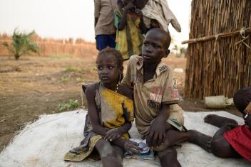 Семьи в Южном Судане переживают один из самых серьезных продовольственных кризисов в мире. Голод был объявлен в 2017 году, и без постоянной гуманитарной помощи и доступа в 2018 году вероятно еще одно объявление голода. ФОТО: Дженнифер Хакста для Mercy Corps