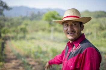 Хулио живет в районе Гватемалы, уязвимом для голода и недоедания. Он изо всех сил пытался обеспечить свою семью, пока Mercy Corps не помог ему превратить его небольшую ферму в процветающий бизнес с обучением и более разнообразными культурами. ФОТО: Лора Хаджар для Mercy Corps (2015)
