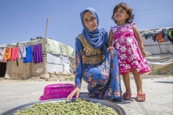 Иман и ее 6-летняя дочь Исраа — сирийские беженцы в Ливане, где ресурсы для поддержки беженцев скудны.Благодаря программе обеспечения средств к существованию Корпуса милосердия в ее сообществе Иман зарабатывала доход, чтобы помочь им покрыть их основные потребности. ФОТО: Эзра Миллстайн/Mercy Corps