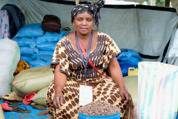 “Food fairs” in Nyankunde reached more than 57,000 people and were organised by Mercy Corps in collaboration with community traders to stimulate economic recovery in the region by supporting local markets.