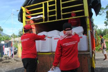 Mercy Corps Indonesia emergency response team members delivered basic necessities to participants.