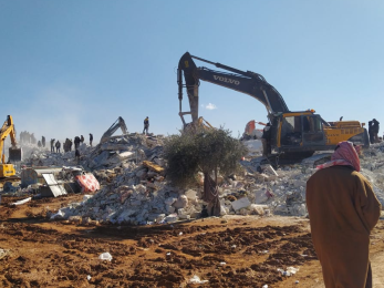 Earthquake responders working with debris.